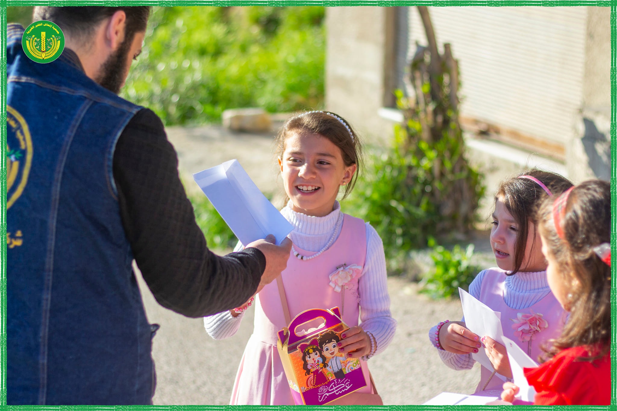 توزيع عيديات للأطفال بعد صلاة العيد 😍